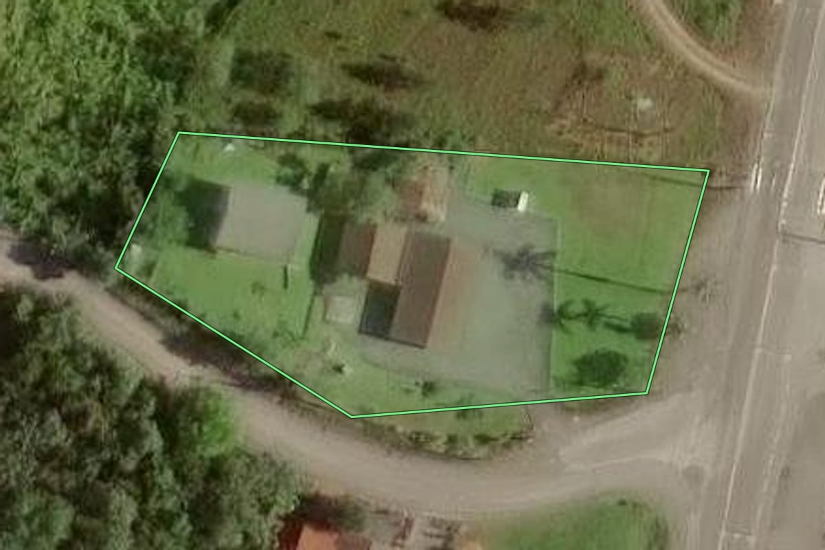 Imagem de satélite do imóvel rural em Joinville (SC), com o contorno declarado no CAR desenhado por cima.