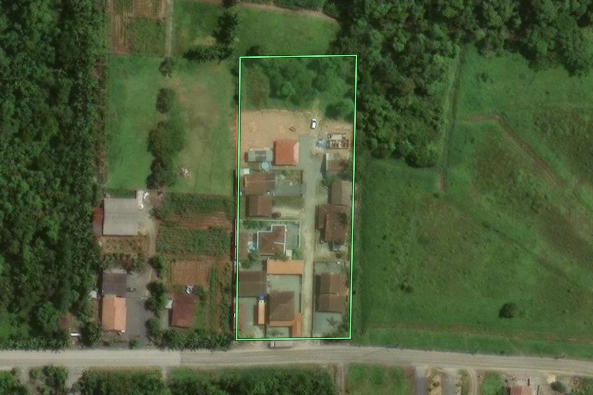 Imagem de satélite do imóvel rural em Joinville (SC), com o contorno declarado no CAR desenhado por cima.