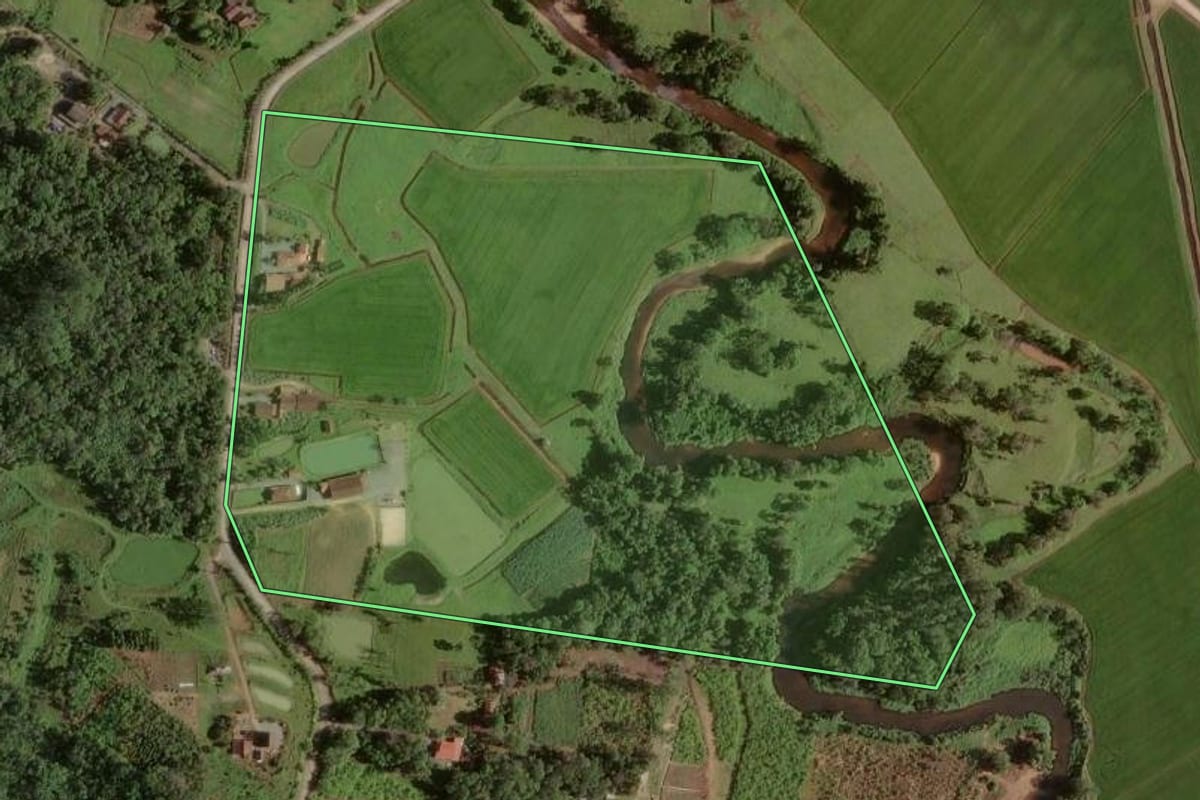 Imagem de satélite do imóvel rural em Joinville (SC), com o contorno declarado no CAR desenhado por cima.