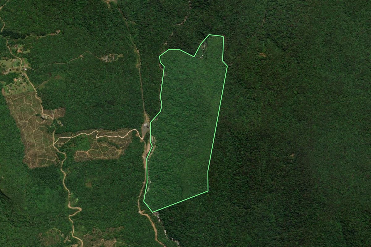 Imagem de satélite do imóvel rural em Joinville (SC), com o contorno declarado no CAR desenhado por cima.