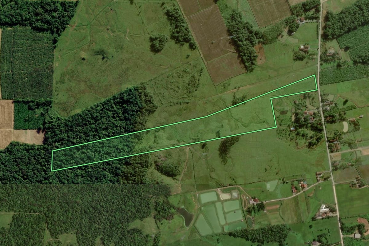 Imagem de satélite do imóvel rural em Joinville (SC), com o contorno declarado no CAR desenhado por cima.