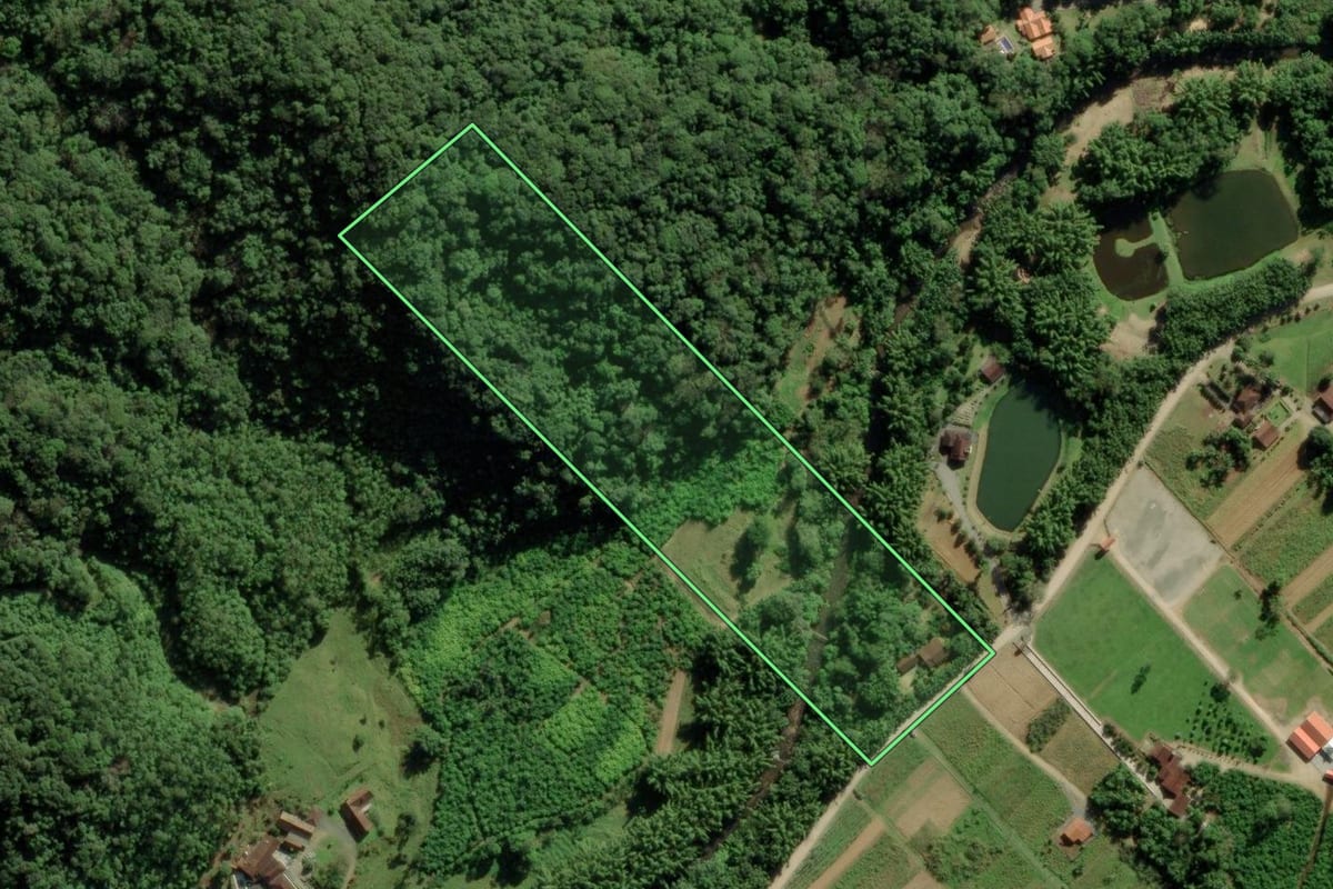 Imagem de satélite do imóvel rural em Joinville (SC), com o contorno declarado no CAR desenhado por cima.