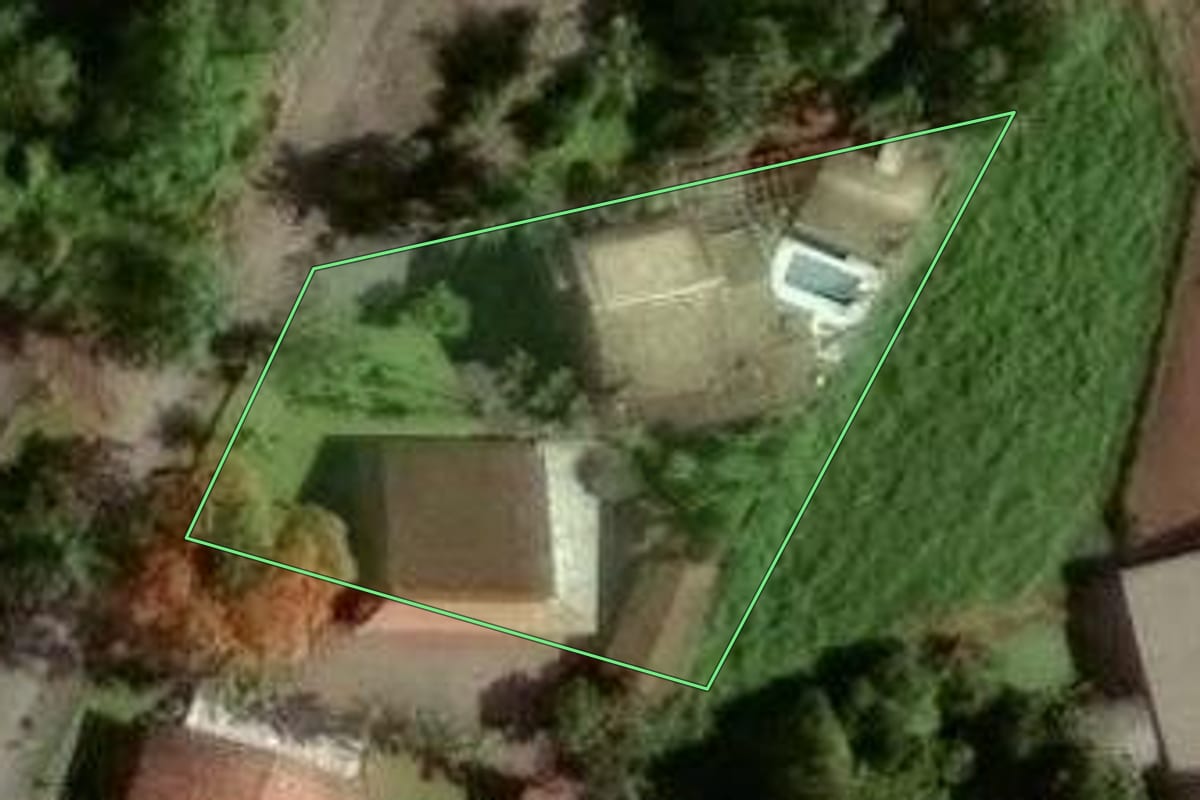 Imagem de satélite do imóvel rural em Joinville (SC), com o contorno declarado no CAR desenhado por cima.