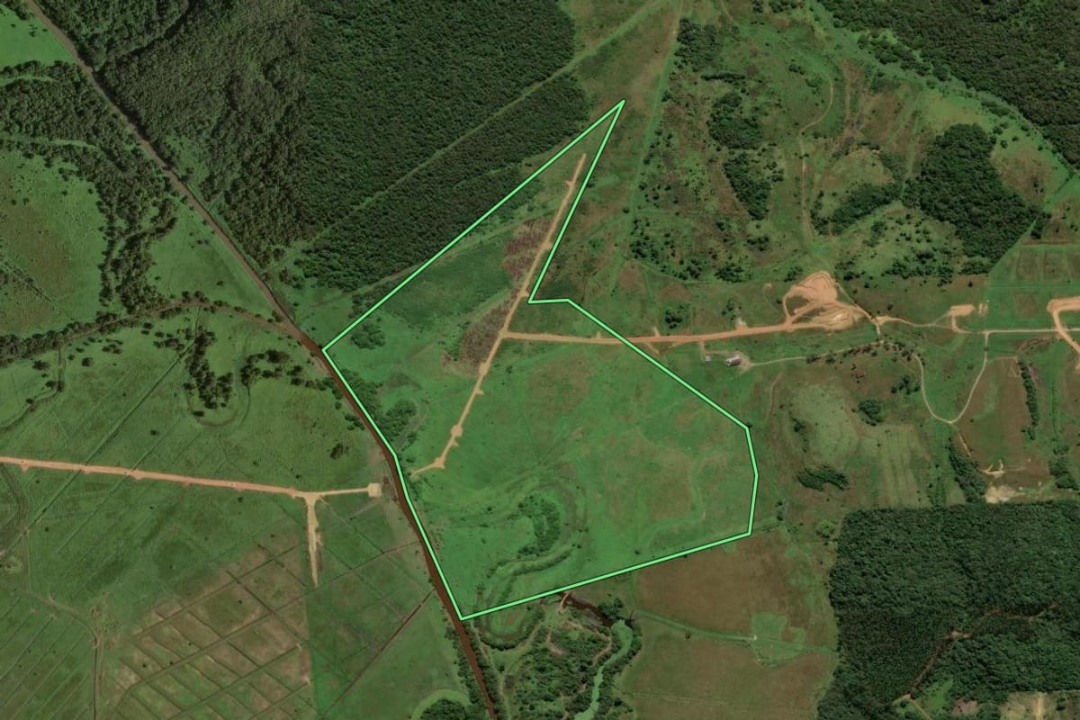 Imagem de satélite do imóvel rural em Joinville (SC), com o contorno declarado no CAR desenhado por cima.