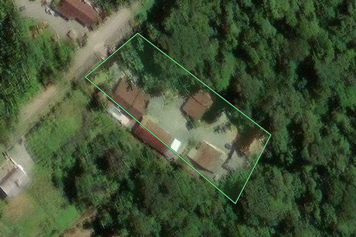 Imagem de satélite do imóvel rural em Joinville (SC), com o contorno declarado no CAR desenhado por cima.
