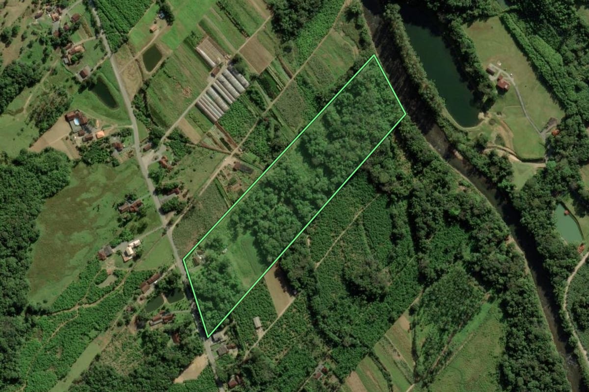 Imagem de satélite do imóvel rural em Joinville (SC), com o contorno declarado no CAR desenhado por cima.