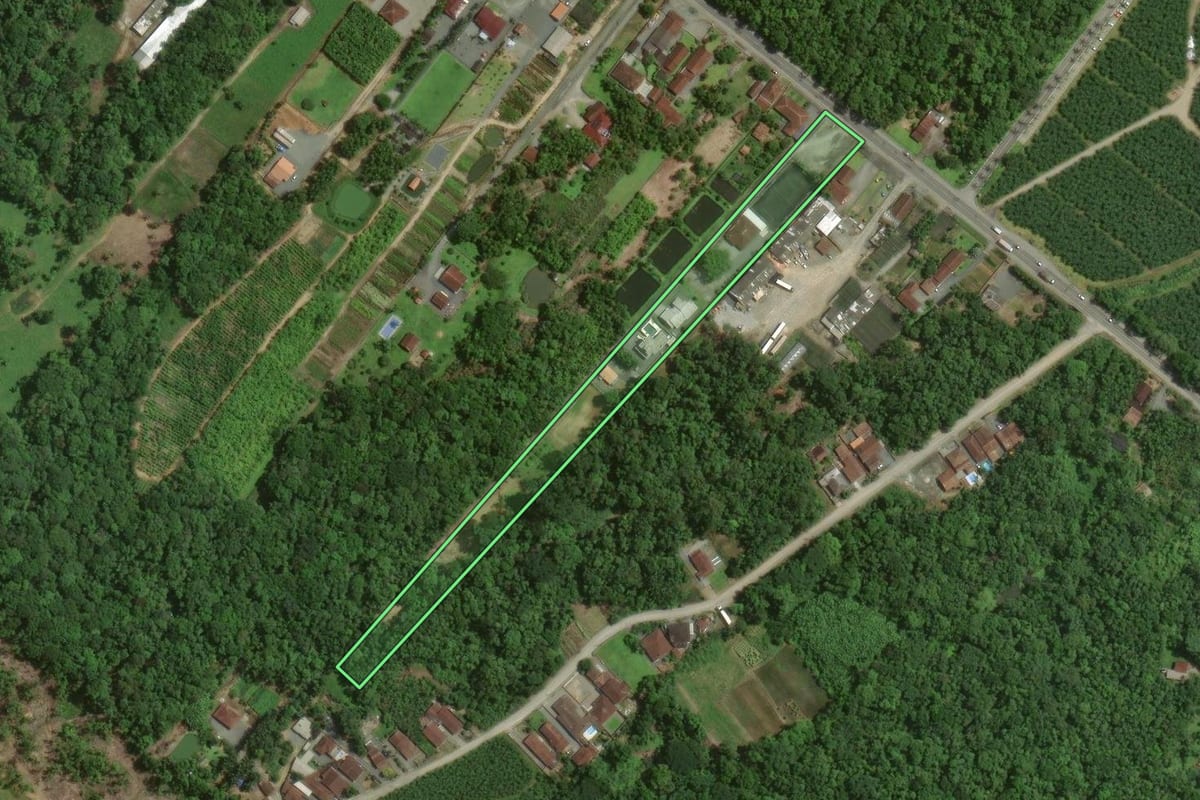 Imagem de satélite do imóvel rural em Joinville (SC), com o contorno declarado no CAR desenhado por cima.