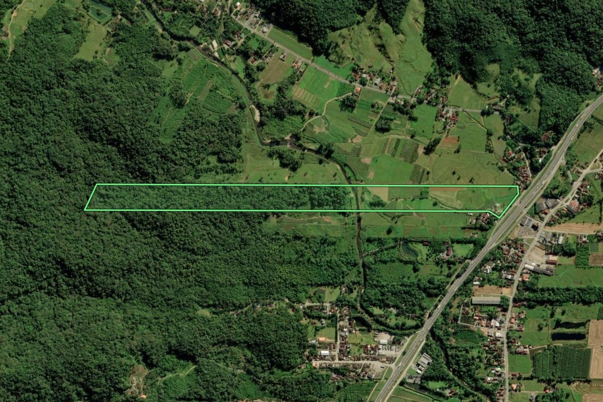 Imagem de satélite do imóvel rural em Joinville (SC), com o contorno declarado no CAR desenhado por cima.