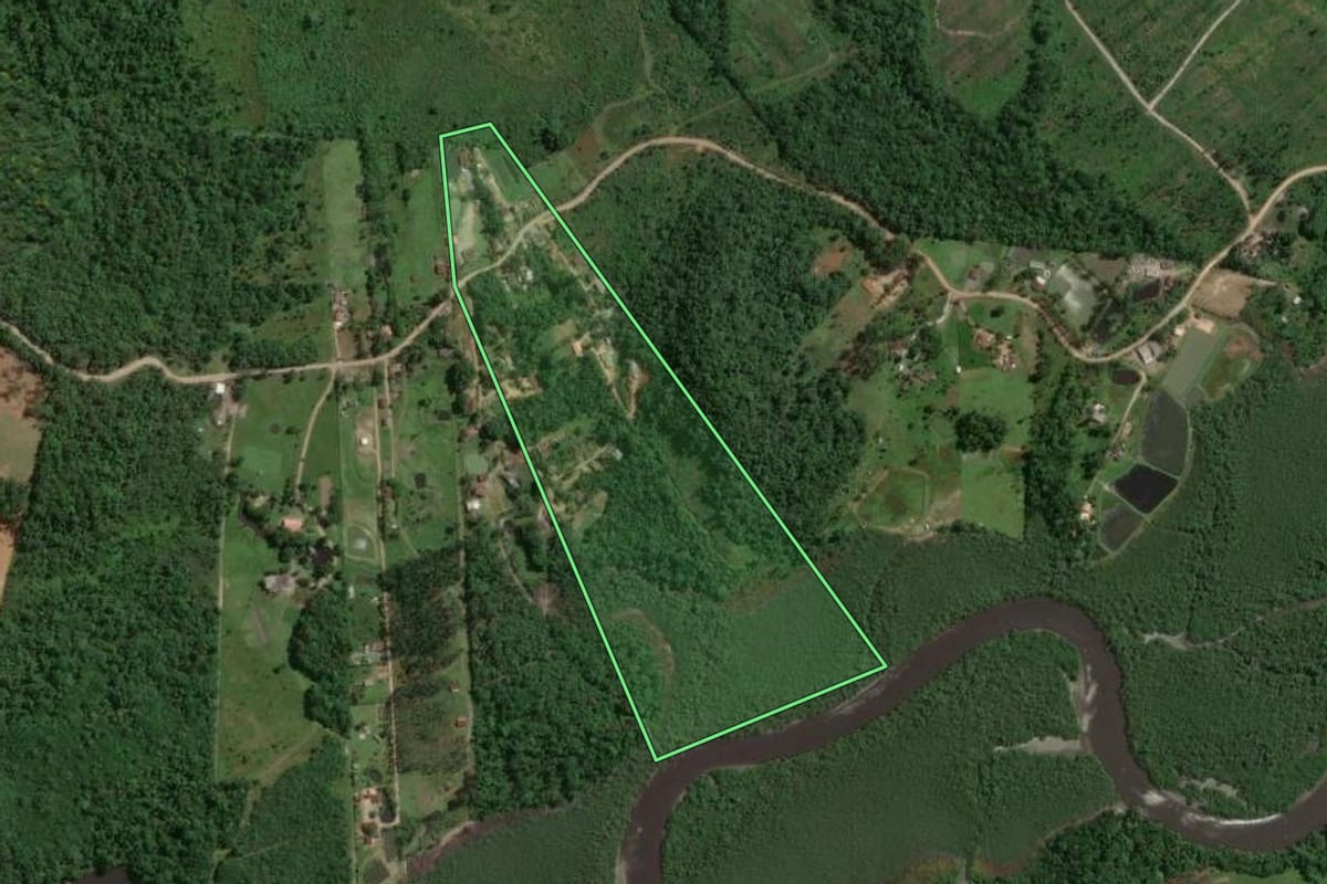 Imagem de satélite do imóvel rural em Joinville (SC), com o contorno declarado no CAR desenhado por cima.