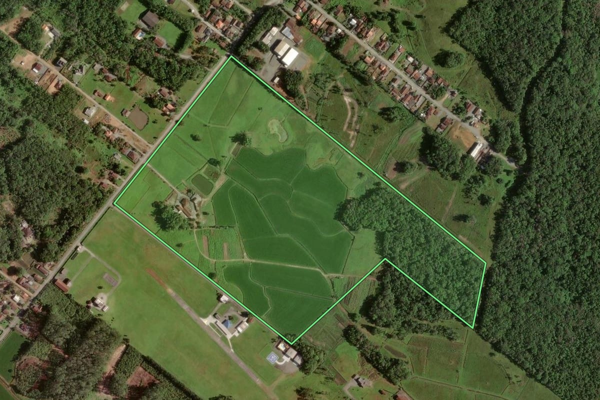 Imagem de satélite do imóvel rural em Joinville (SC), com o contorno declarado no CAR desenhado por cima.
