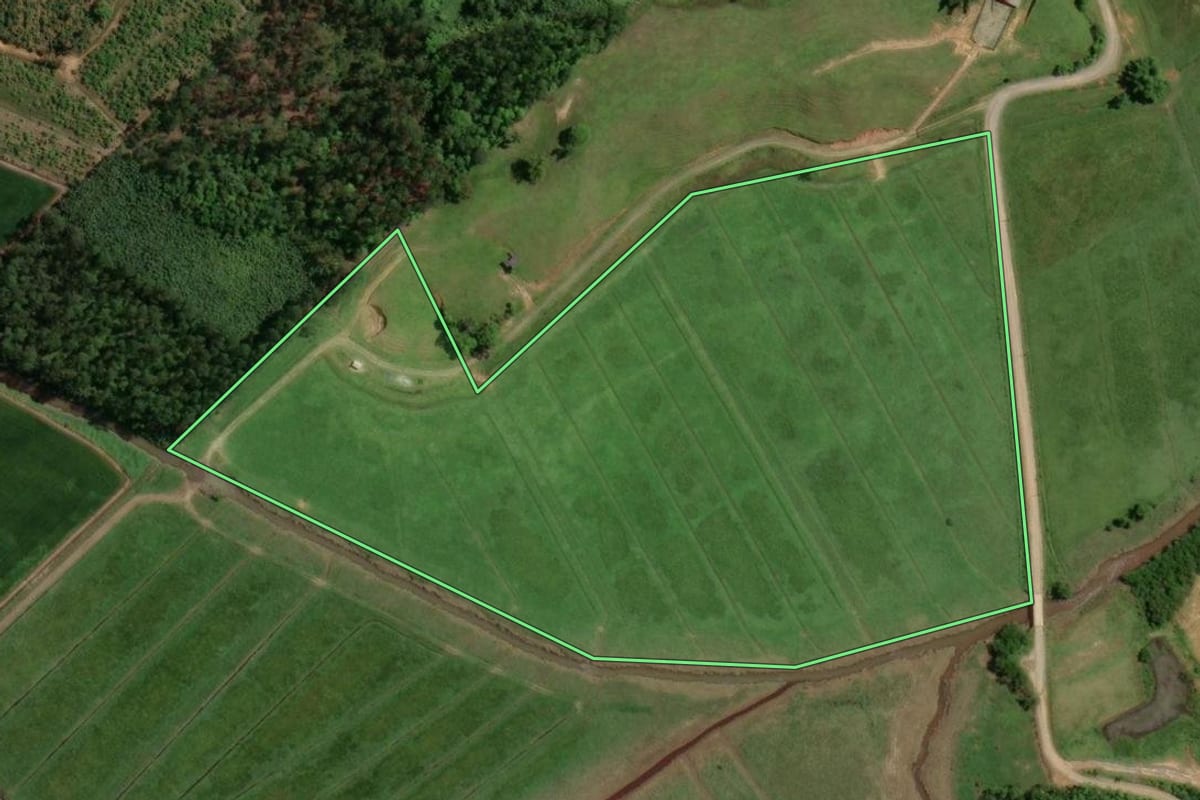 Imagem de satélite do imóvel rural em Joinville (SC), com o contorno declarado no CAR desenhado por cima.