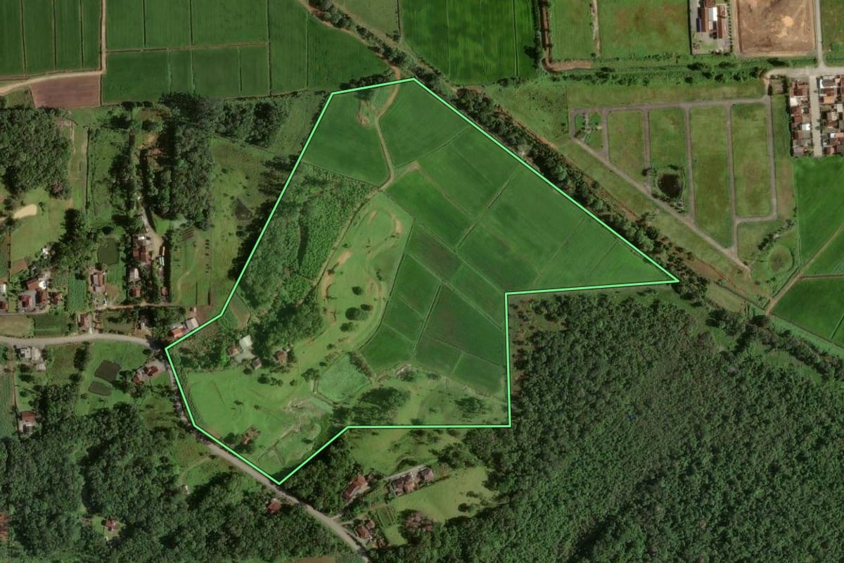 Imagem de satélite do imóvel rural em Joinville (SC), com o contorno declarado no CAR desenhado por cima.