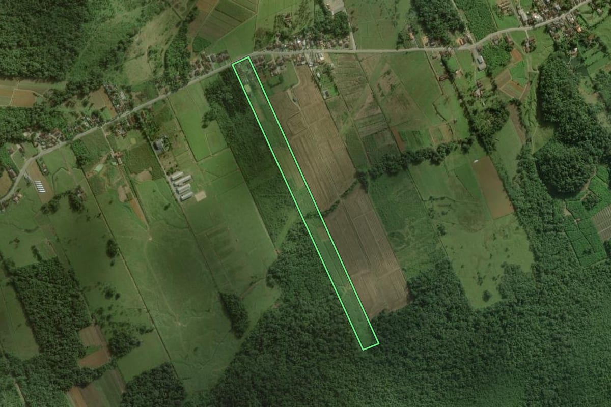Imagem de satélite do imóvel rural em Joinville (SC), com o contorno declarado no CAR desenhado por cima.