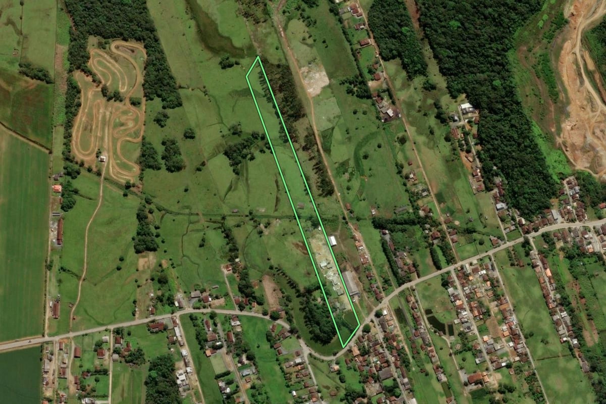 Imagem de satélite do imóvel rural em Joinville (SC), com o contorno declarado no CAR desenhado por cima.