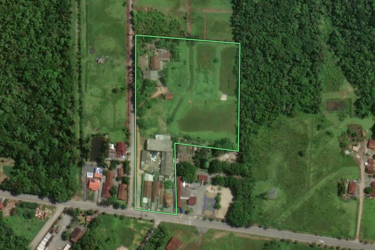 Imagem de satélite do imóvel rural em Joinville (SC), com o contorno declarado no CAR desenhado por cima.