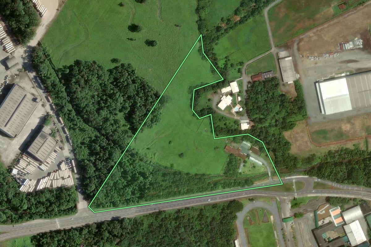 Imagem de satélite do imóvel rural em Joinville (SC), com o contorno declarado no CAR desenhado por cima.
