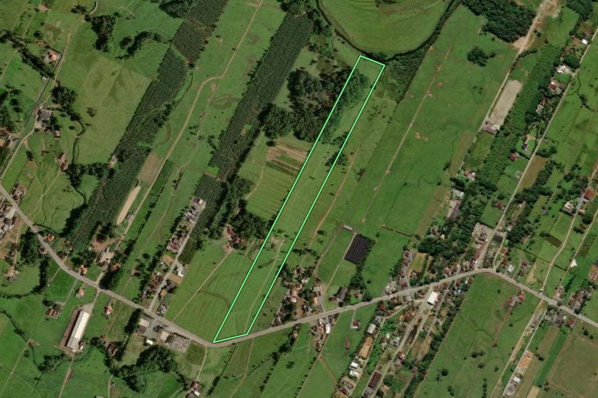 Imagem de satélite do imóvel rural em Joinville (SC), com o contorno declarado no CAR desenhado por cima.