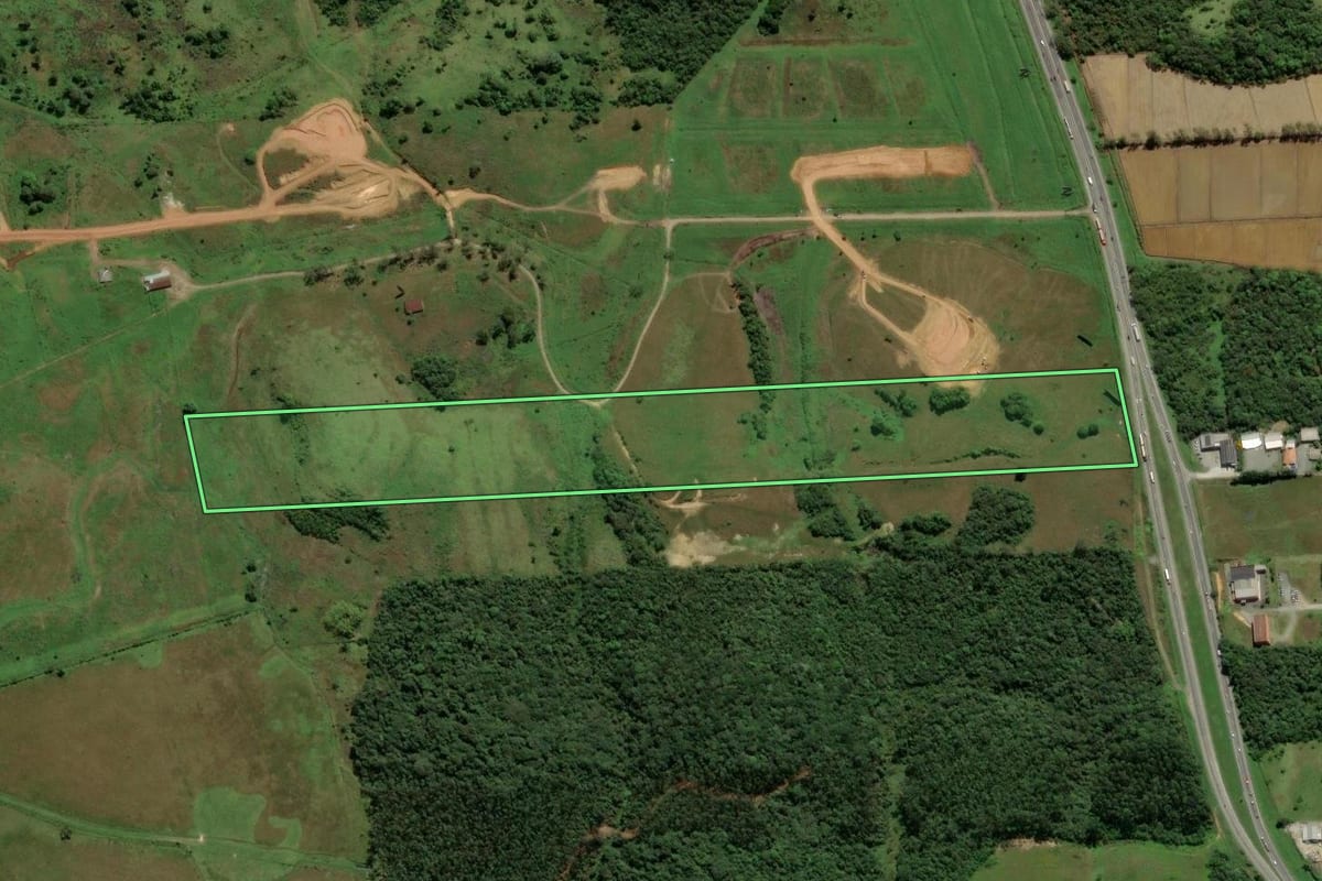 Imagem de satélite do imóvel rural em Joinville (SC), com o contorno declarado no CAR desenhado por cima.