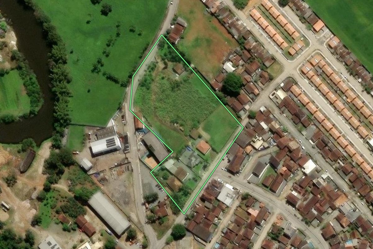 Imagem de satélite do imóvel rural em Joinville (SC), com o contorno declarado no CAR desenhado por cima.