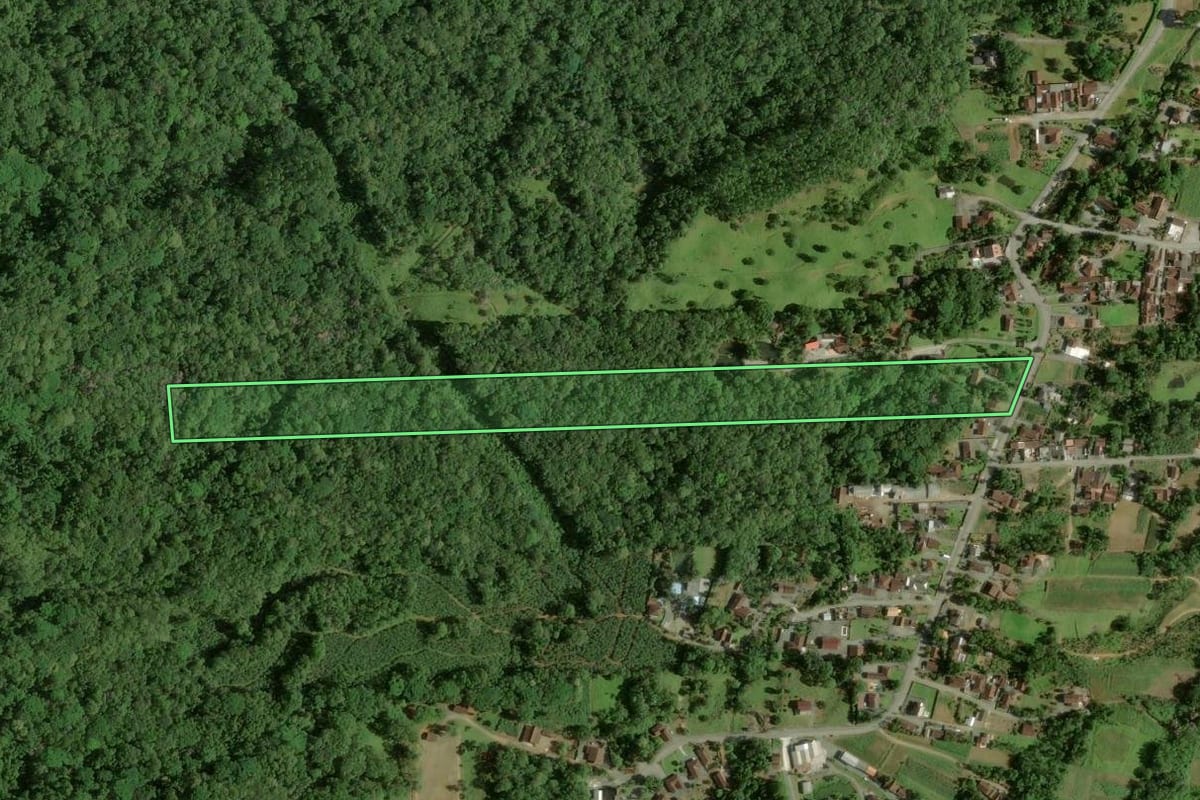 Imagem de satélite do imóvel rural em Joinville (SC), com o contorno declarado no CAR desenhado por cima.