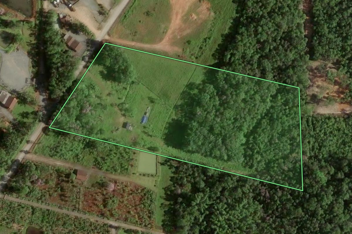 Imagem de satélite do imóvel rural em Joinville (SC), com o contorno declarado no CAR desenhado por cima.