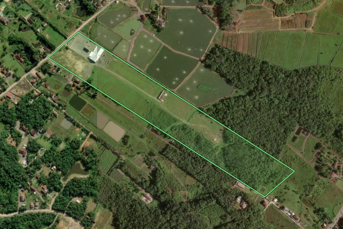 Imagem de satélite do imóvel rural em Joinville (SC), com o contorno declarado no CAR desenhado por cima.