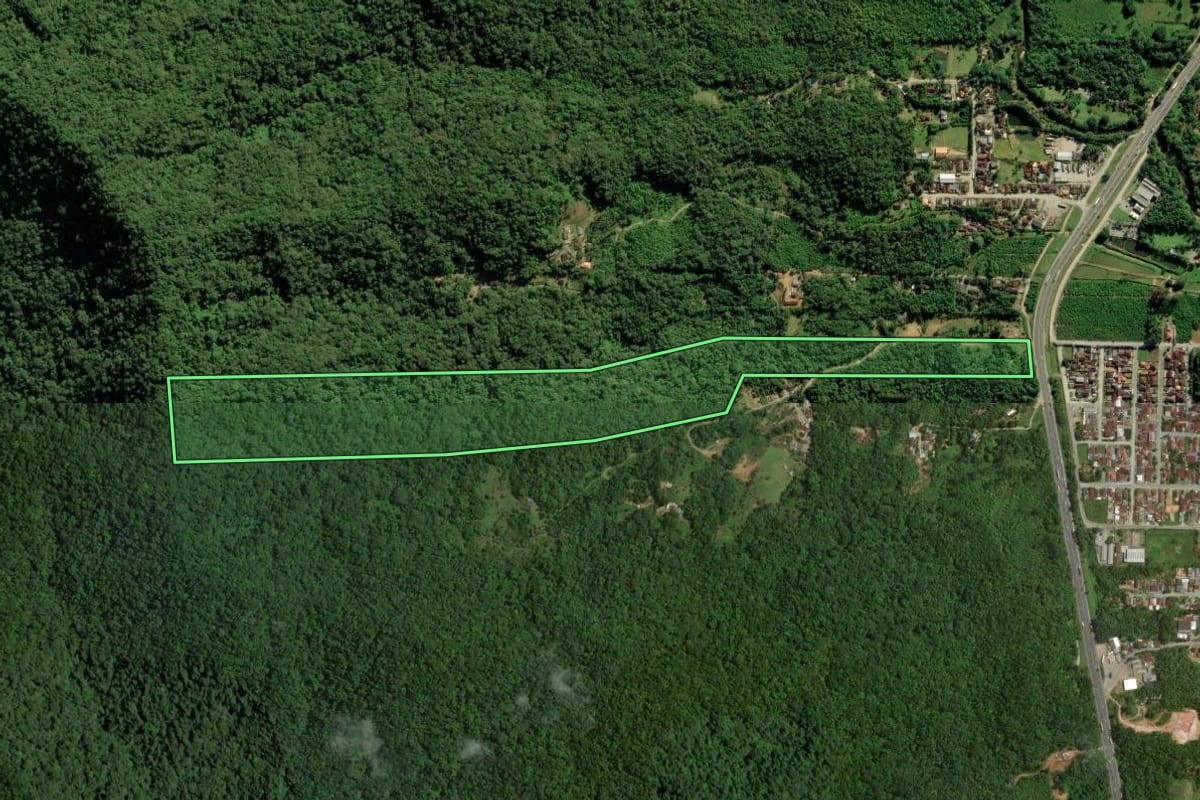 Imagem de satélite do imóvel rural em Joinville (SC), com o contorno declarado no CAR desenhado por cima.