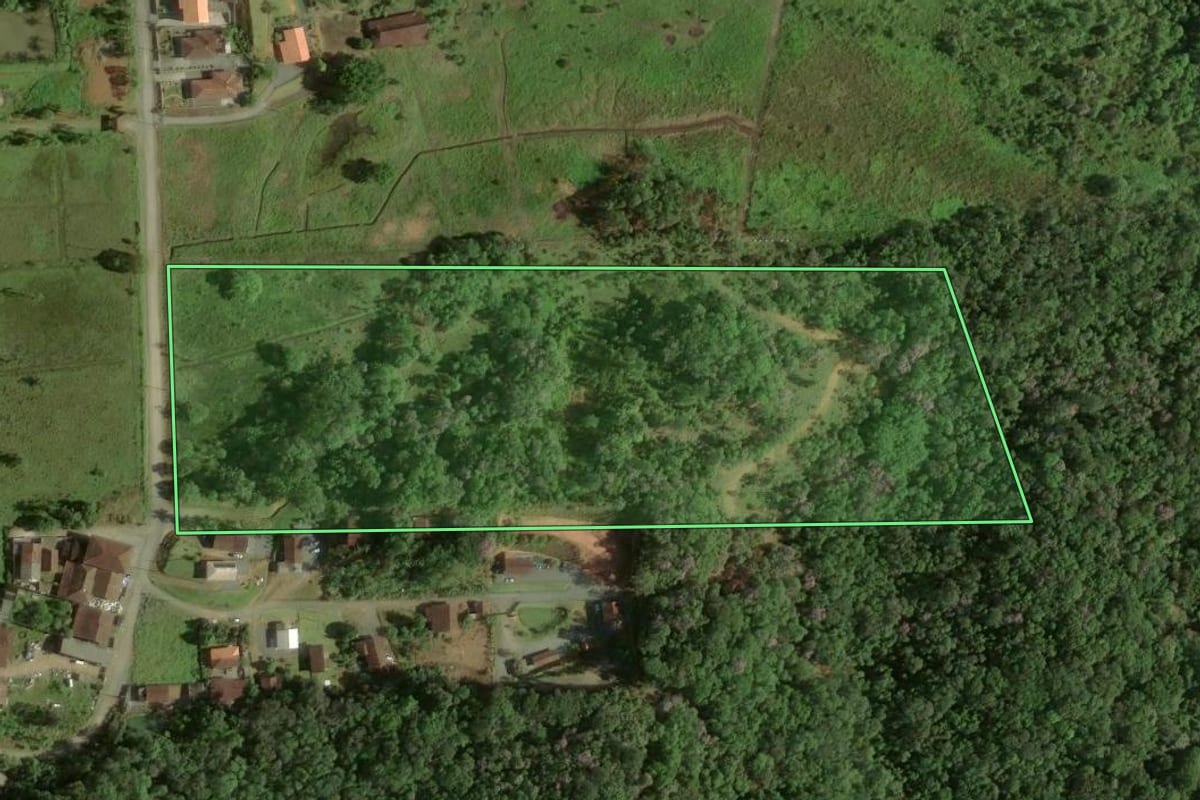 Imagem de satélite do imóvel rural em Joinville (SC), com o contorno declarado no CAR desenhado por cima.