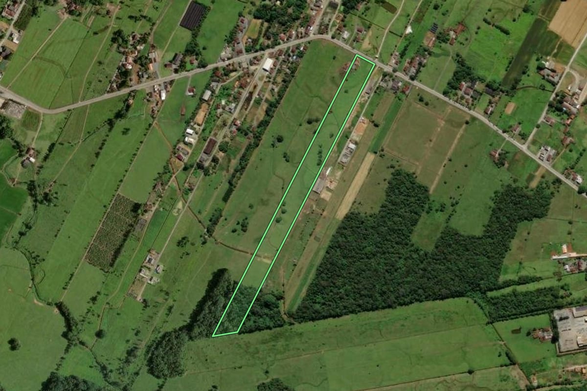 Imagem de satélite do imóvel rural em Joinville (SC), com o contorno declarado no CAR desenhado por cima.