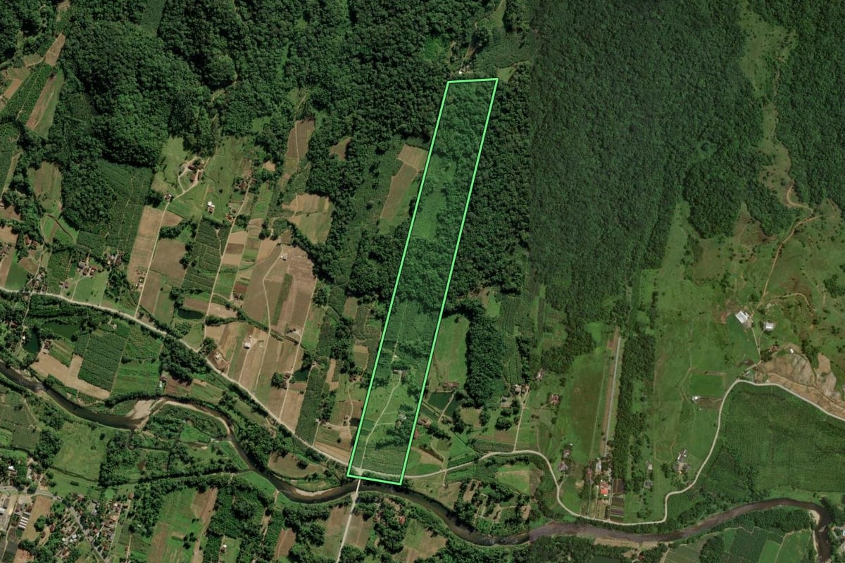 Imagem de satélite do imóvel rural em Joinville (SC), com o contorno declarado no CAR desenhado por cima.