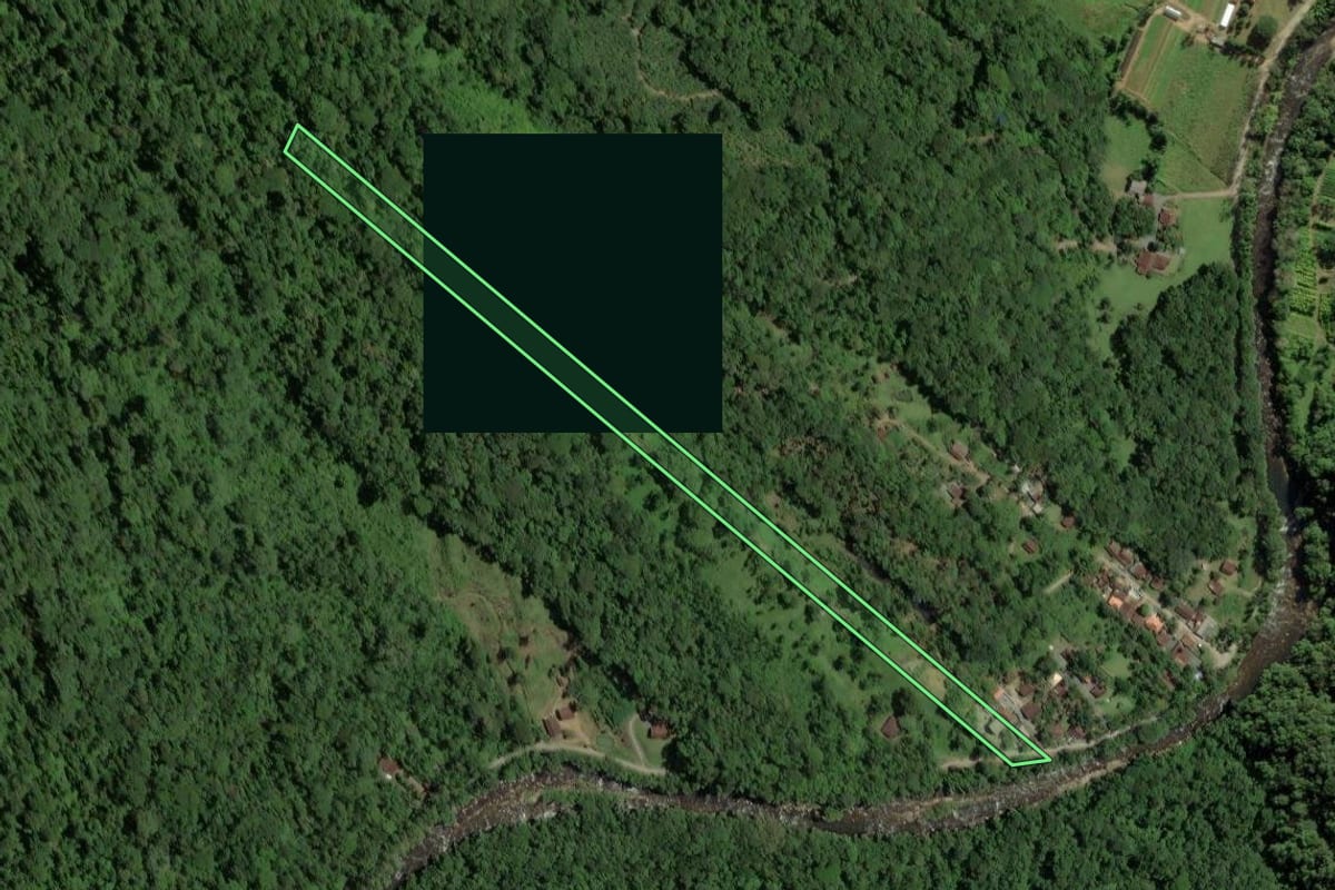 Imagem de satélite do imóvel rural em Joinville (SC), com o contorno declarado no CAR desenhado por cima.