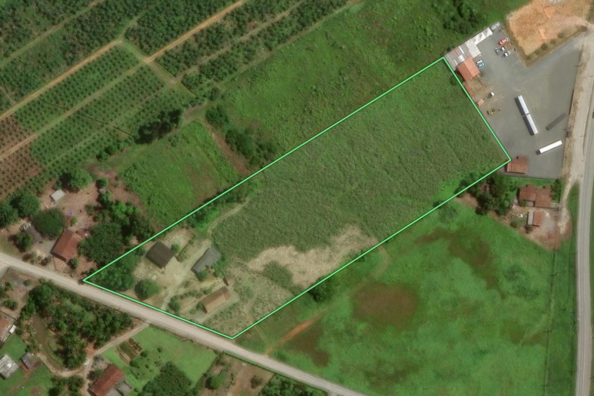 Imagem de satélite do imóvel rural em Joinville (SC), com o contorno declarado no CAR desenhado por cima.