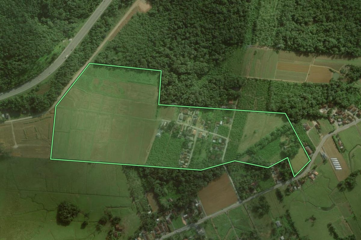 Imagem de satélite do imóvel rural em Joinville (SC), com o contorno declarado no CAR desenhado por cima.