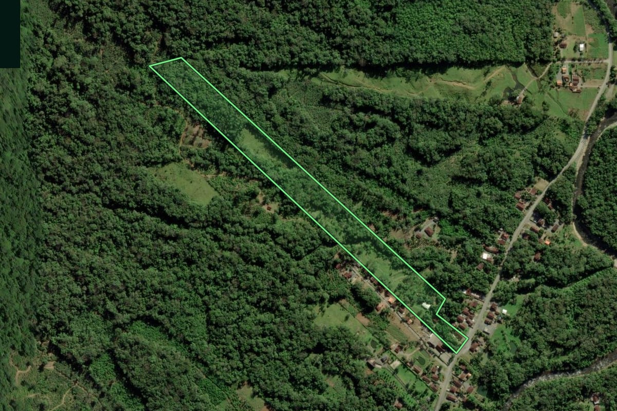 Imagem de satélite do imóvel rural em Joinville (SC), com o contorno declarado no CAR desenhado por cima.