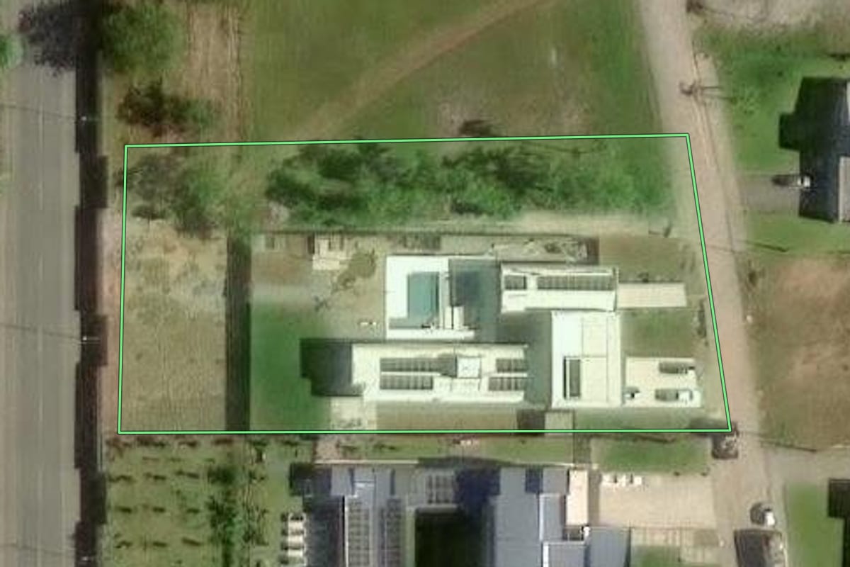 Imagem de satélite do imóvel rural em Joinville (SC), com o contorno declarado no CAR desenhado por cima.