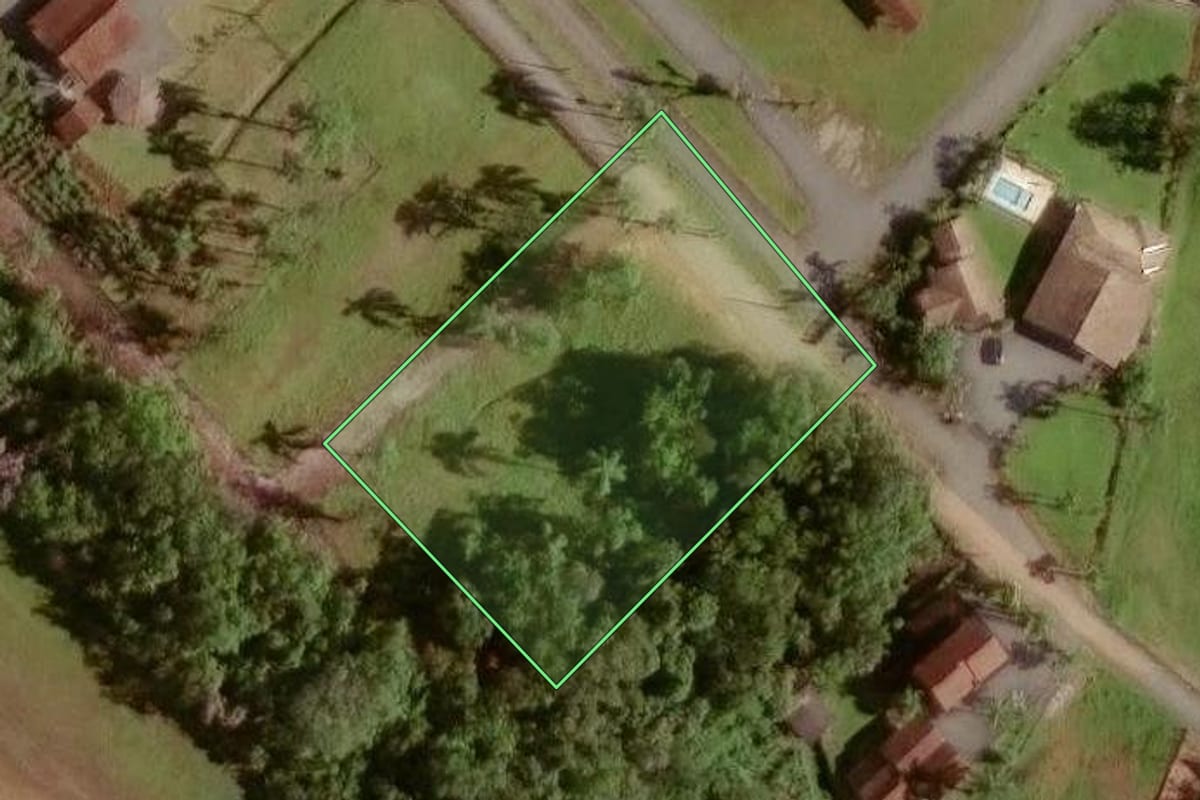 Imagem de satélite do imóvel rural em Joinville (SC), com o contorno declarado no CAR desenhado por cima.