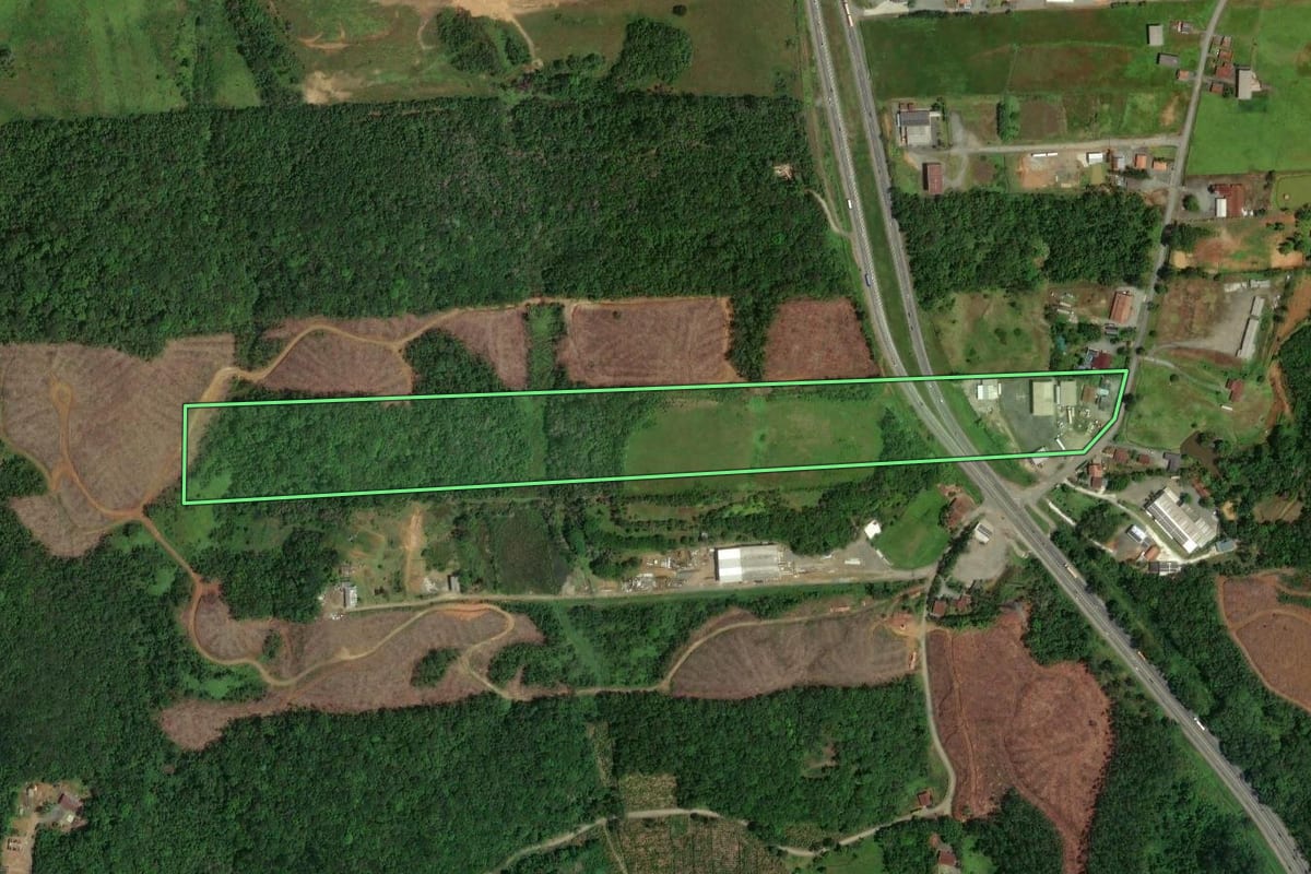 Imagem de satélite do imóvel rural em Joinville (SC), com o contorno declarado no CAR desenhado por cima.