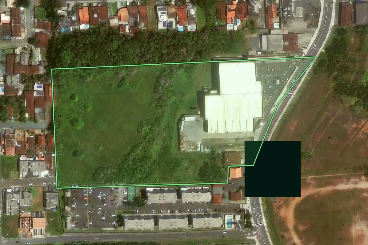 Imagem de satélite do imóvel rural em Joinville (SC), com o contorno declarado no CAR desenhado por cima.