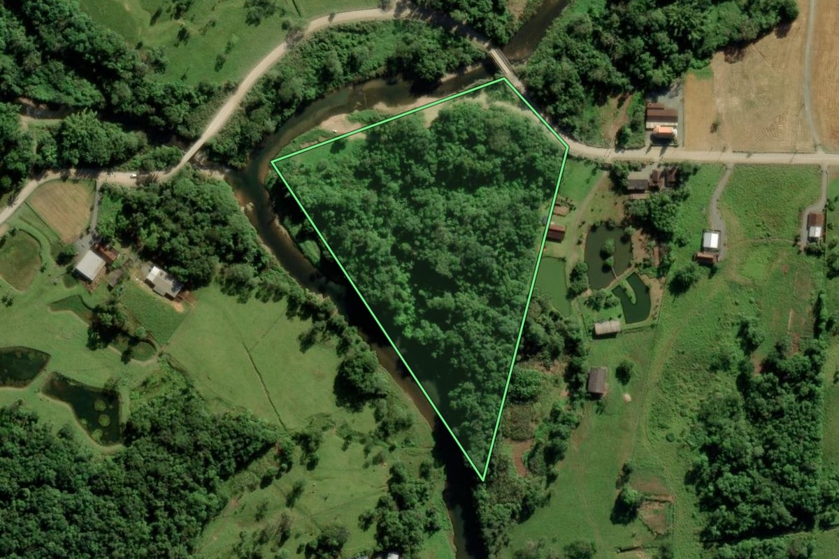 Imagem de satélite do imóvel rural em Joinville (SC), com o contorno declarado no CAR desenhado por cima.