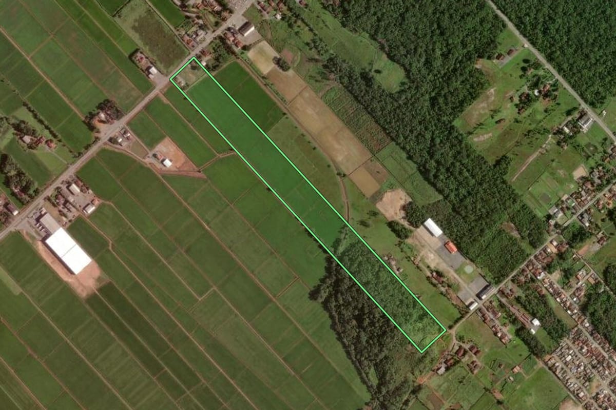 Imagem de satélite do imóvel rural em Joinville (SC), com o contorno declarado no CAR desenhado por cima.
