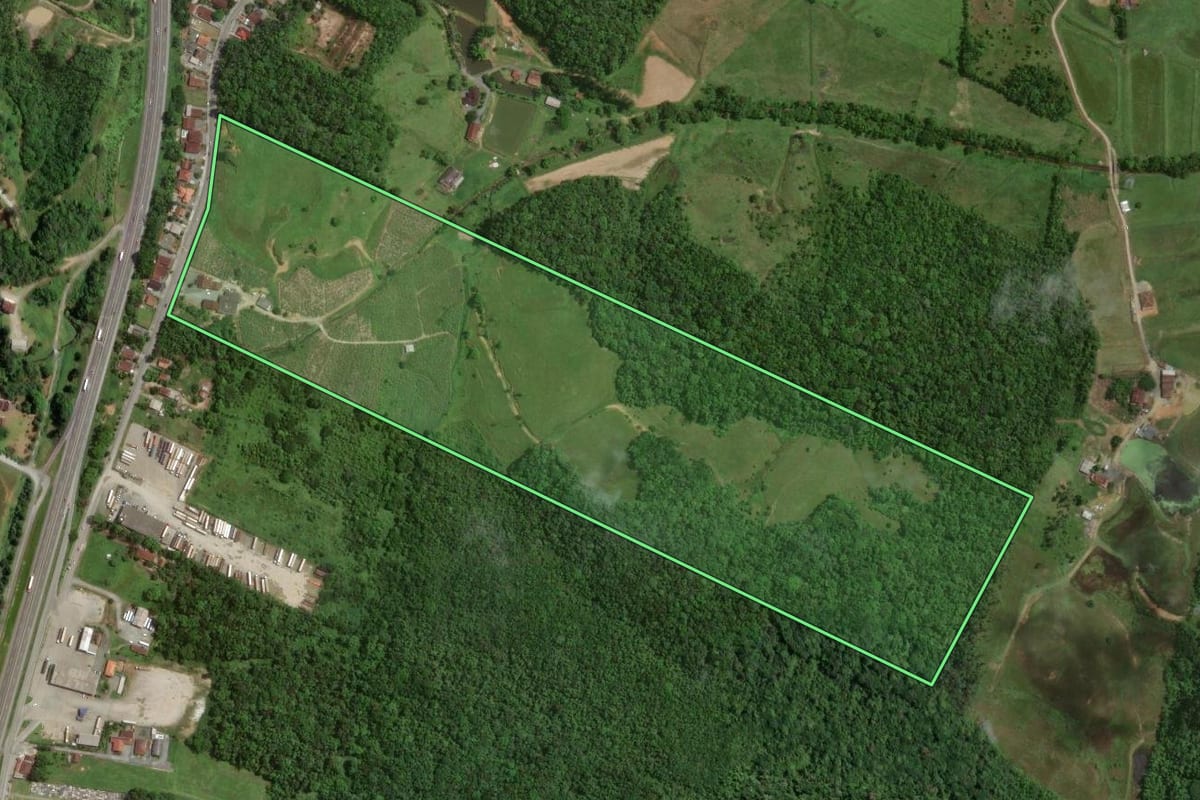 Imagem de satélite do imóvel rural em Joinville (SC), com o contorno declarado no CAR desenhado por cima.