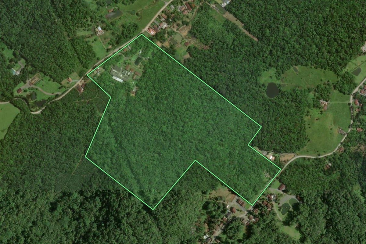 Imagem de satélite do imóvel rural em Joinville (SC), com o contorno declarado no CAR desenhado por cima.