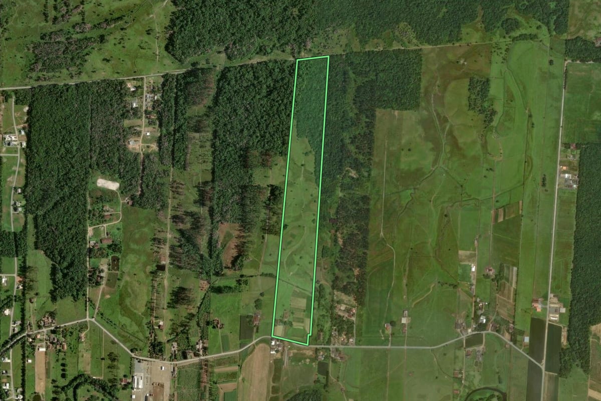 Imagem de satélite do imóvel rural em Joinville (SC), com o contorno declarado no CAR desenhado por cima.