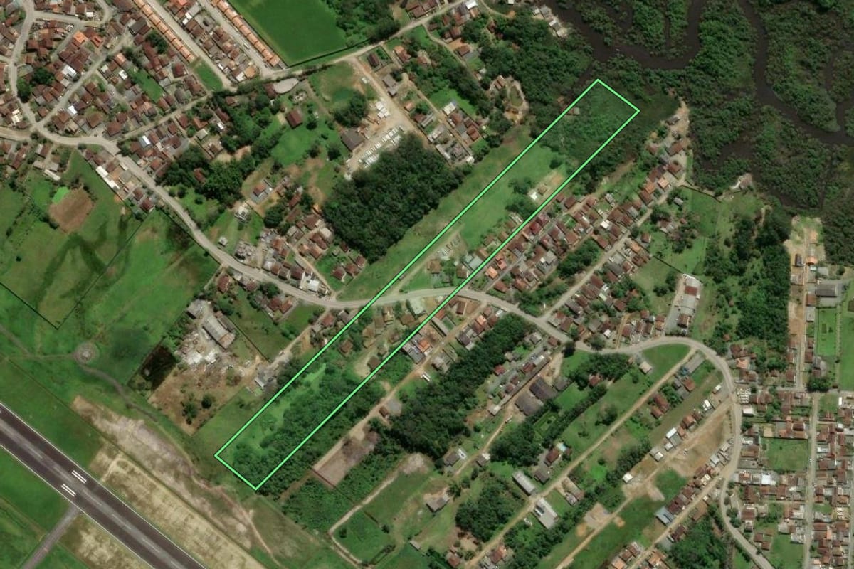 Imagem de satélite do imóvel rural em Joinville (SC), com o contorno declarado no CAR desenhado por cima.