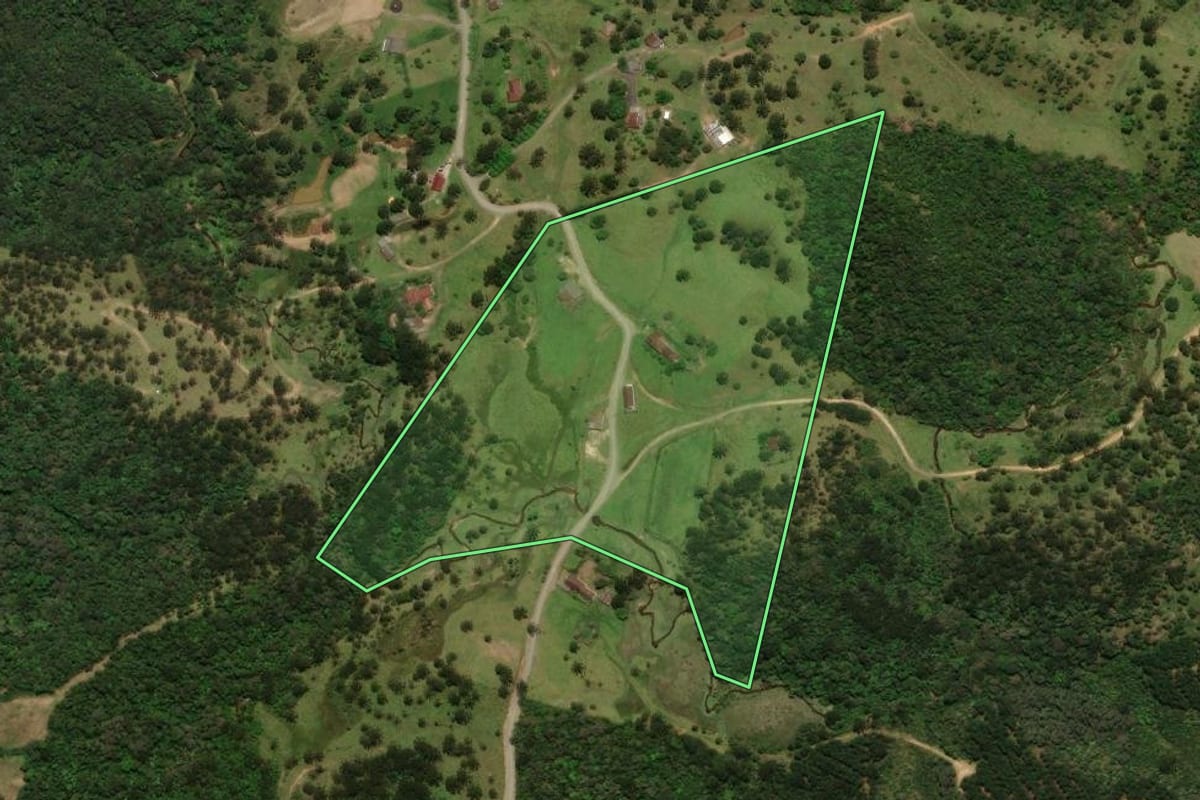 Imagem de satélite do imóvel rural em Joinville (SC), com o contorno declarado no CAR desenhado por cima.