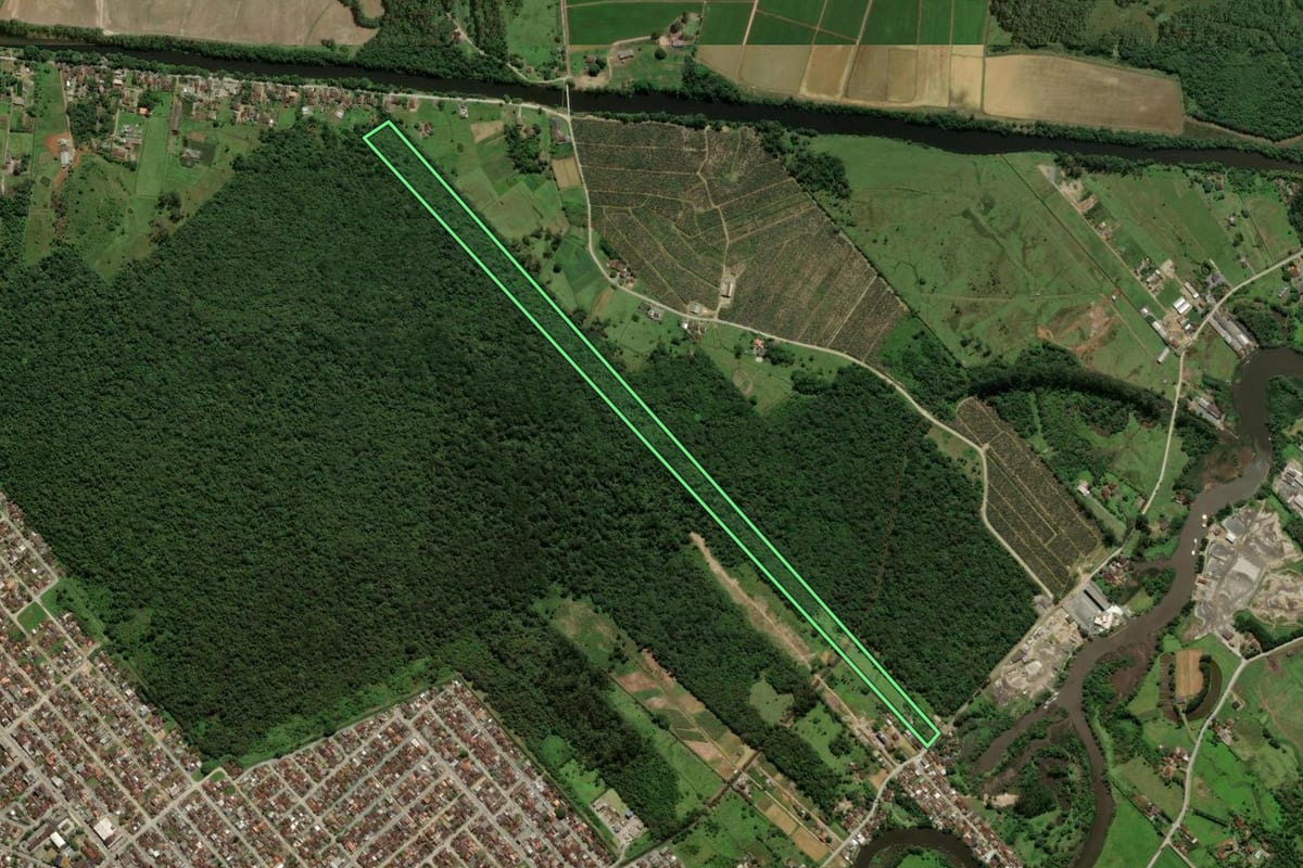 Imagem de satélite do imóvel rural em Joinville (SC), com o contorno declarado no CAR desenhado por cima.