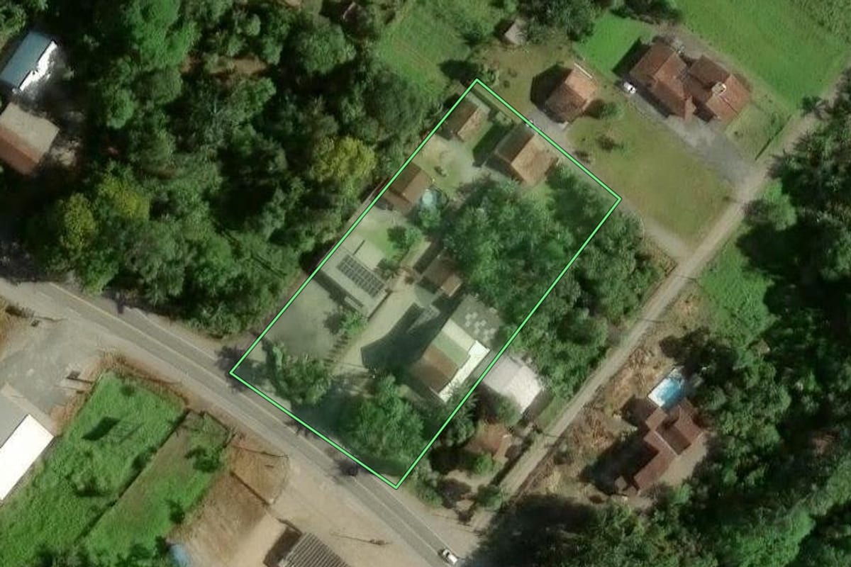 Imagem de satélite do imóvel rural em Joinville (SC), com o contorno declarado no CAR desenhado por cima.