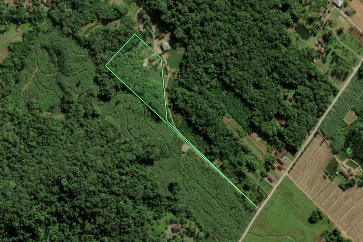 Imagem de satélite do imóvel rural em Joinville (SC), com o contorno declarado no CAR desenhado por cima.