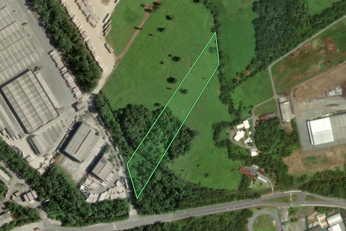 Imagem de satélite do imóvel rural em Joinville (SC), com o contorno declarado no CAR desenhado por cima.