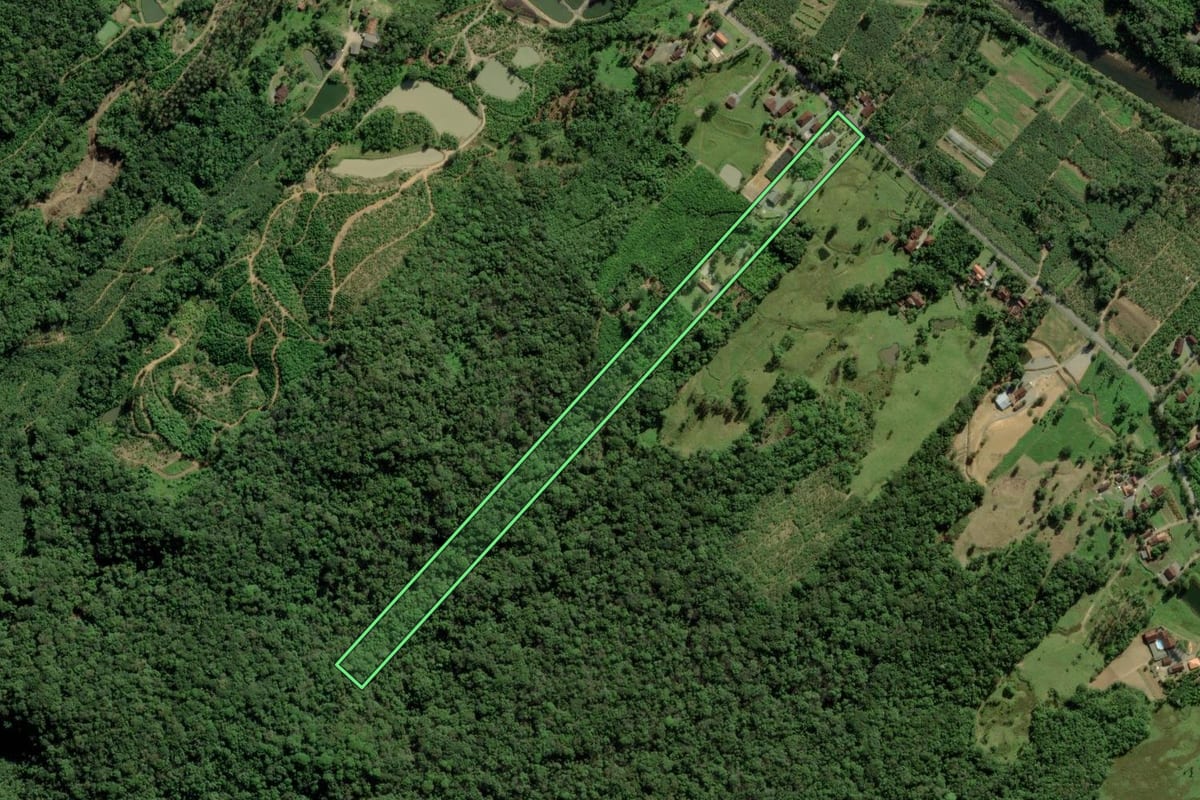 Imagem de satélite do imóvel rural em Joinville (SC), com o contorno declarado no CAR desenhado por cima.